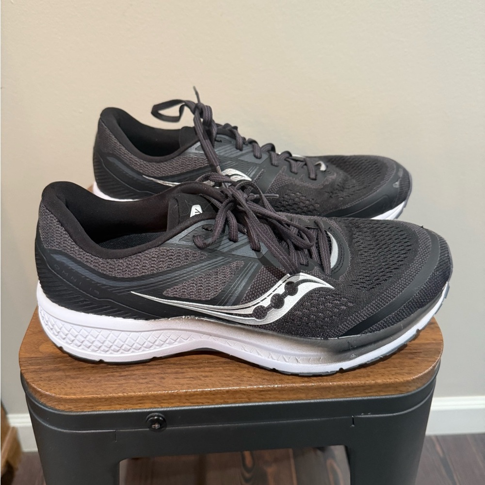 Saucony Omni 19 Running Shoes Women’s Size 10 Black White Athletic Walking Gym
